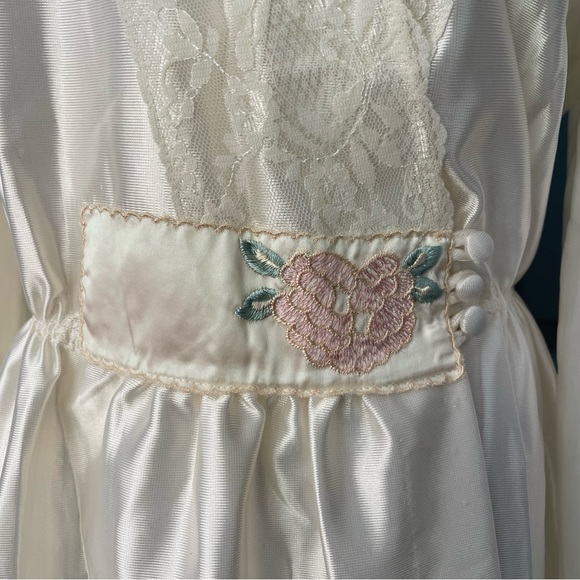 Val.Mode Vantage Lace Trim Embroidery detail ivory Long Robe. Size Medium - Picture 4 of 15
